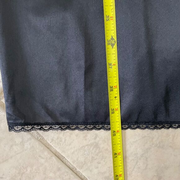 VASSARETTE 44/26 Full Slip Dress Nylon Black Lace Trim Lingerie adj. straps USA - Picture 7 of 10